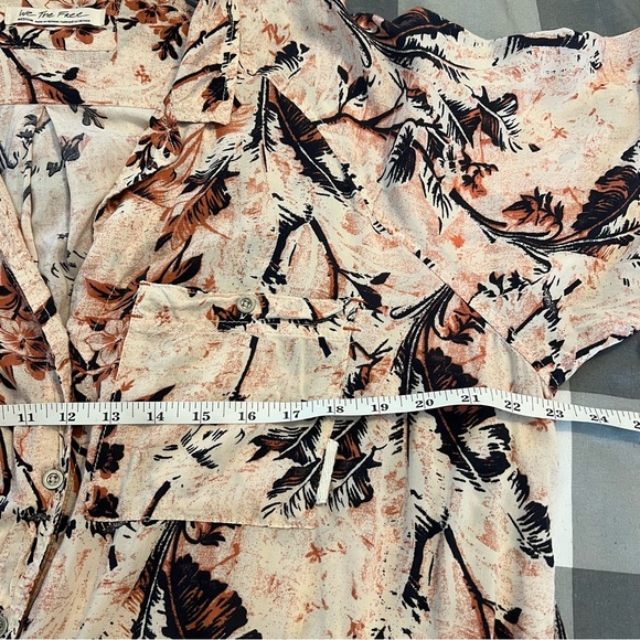 Free People We the Free It’s a Vibe Button Up Shirt Retro Floral Hawaiian Medium - Picture 11 of 13